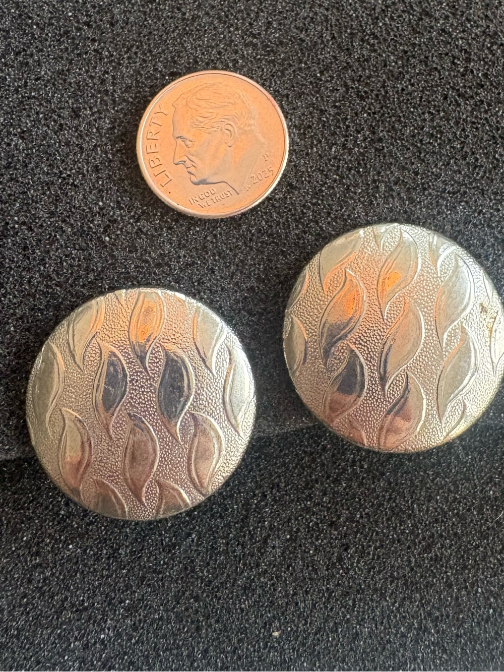 Vintage Silver Tone Button Clip-On Earrings w/ Engraved Leaf Pattern - Picture 3 of 6